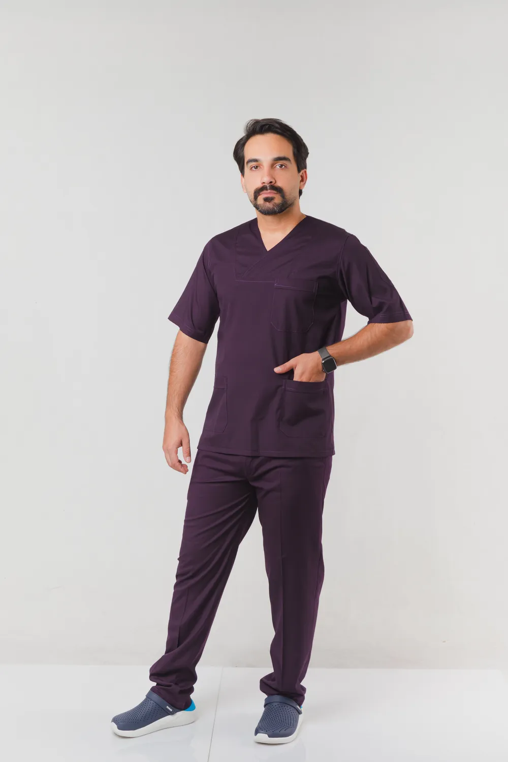 نمای دور ست اسکراب مردانه یقه چپ و راست بنفش تیره بروجرد