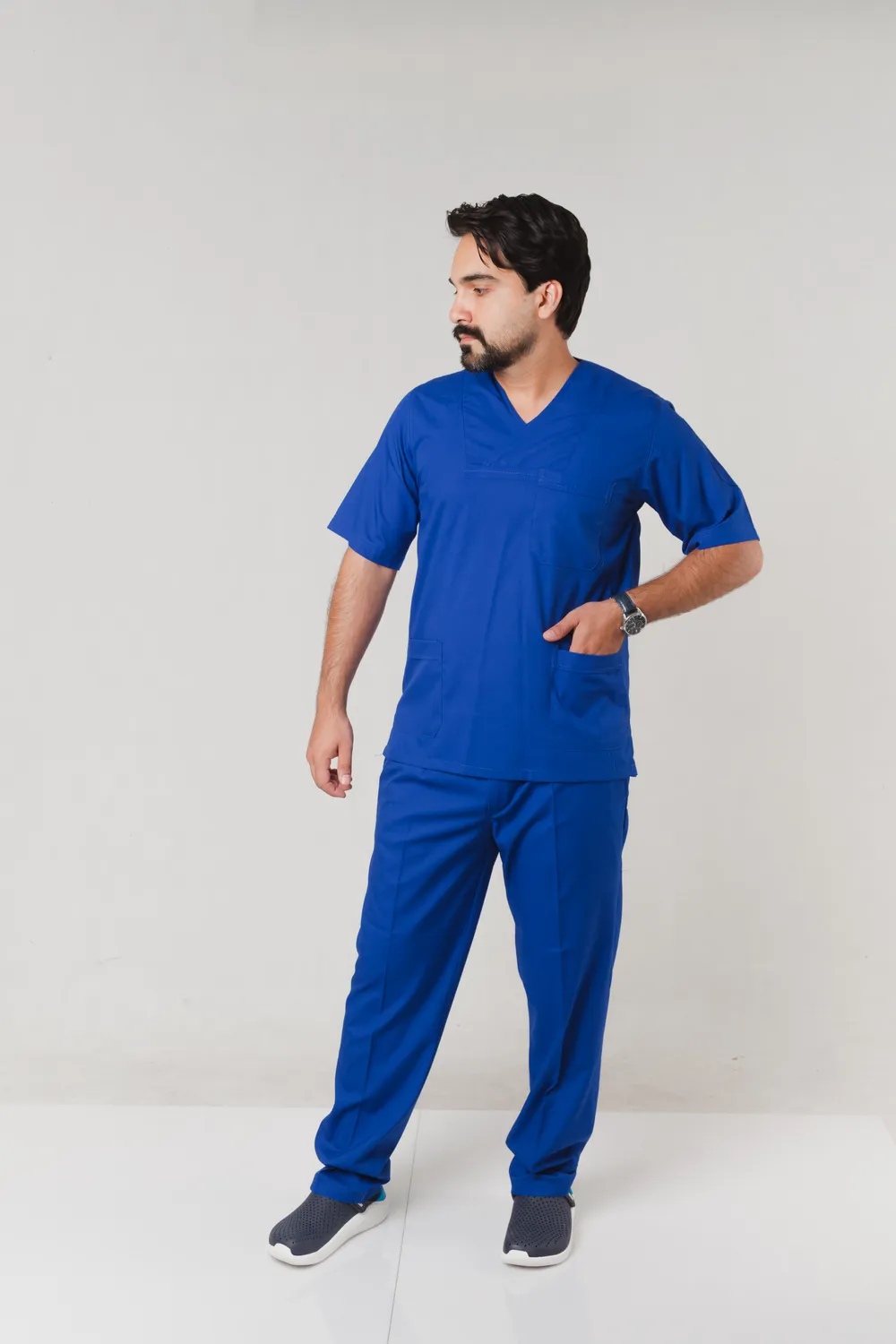 نمای دور ست اسکراب مردانه یقه چپ و راست آبی کاربنی بروجرد