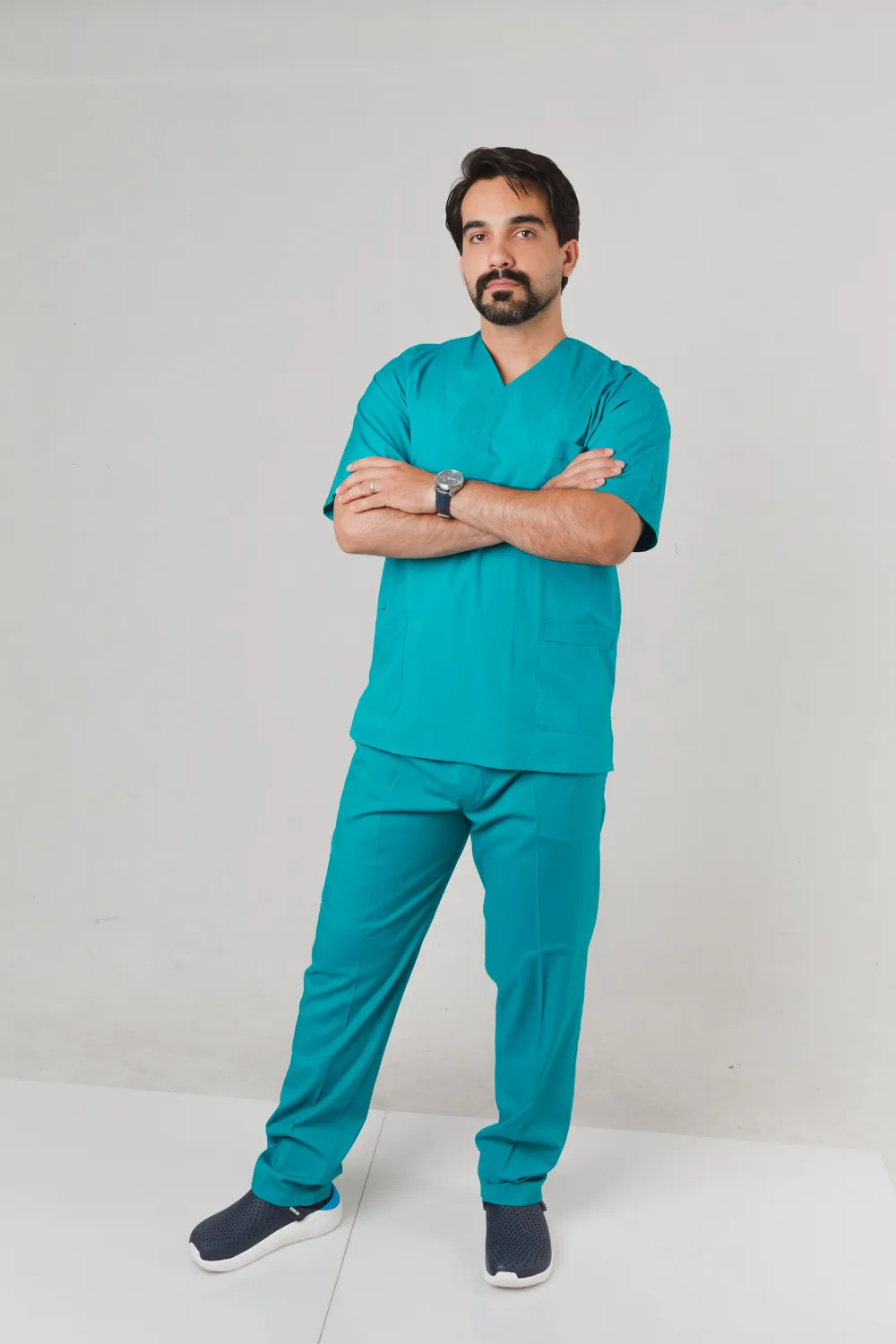 نمای دور ست اسکراب مردانه یقه چپ و راست فیروزه‌ای بروجرد