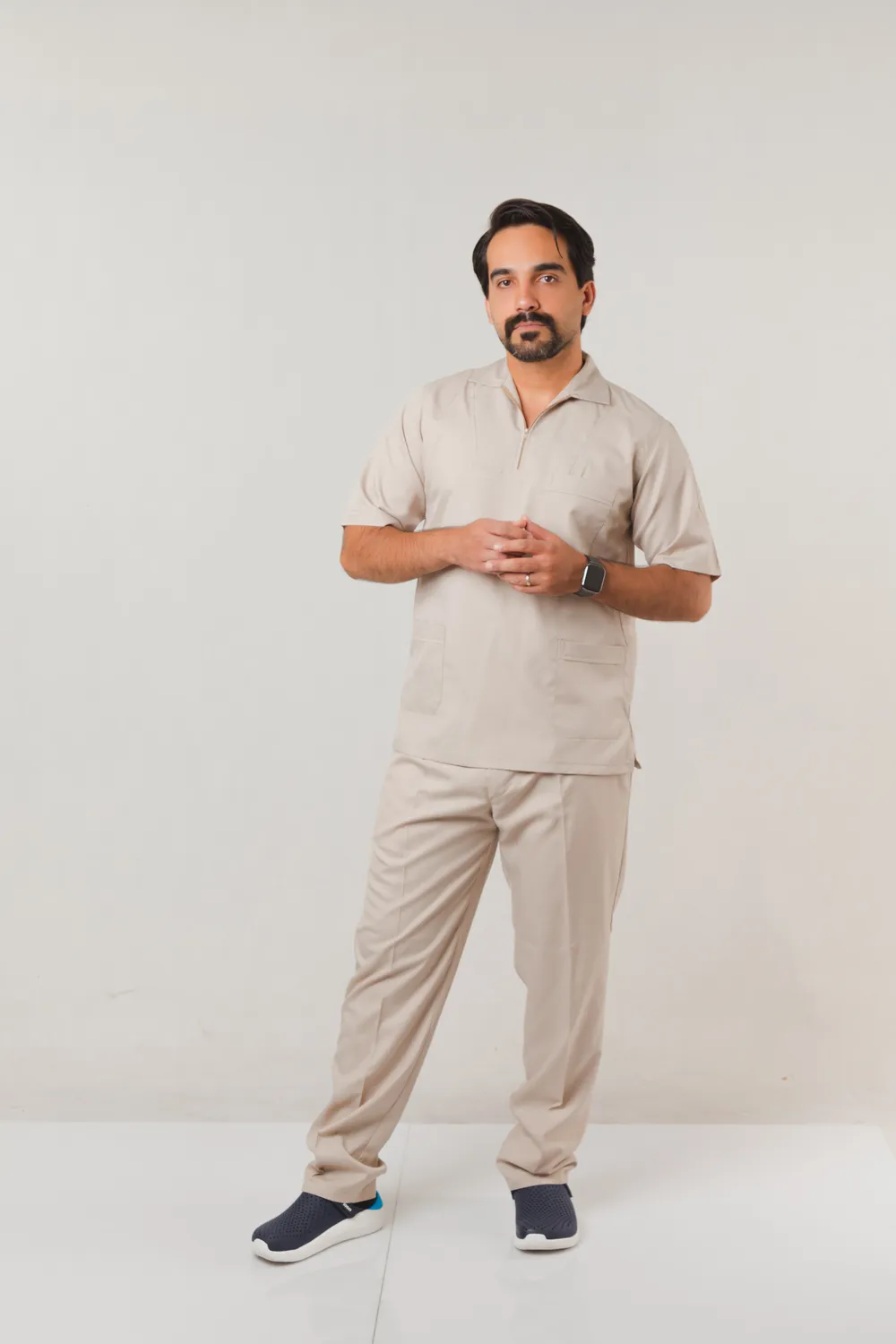 نمای دور ست اسکراب مردانه یقه نیم زیپ کرم آیدین