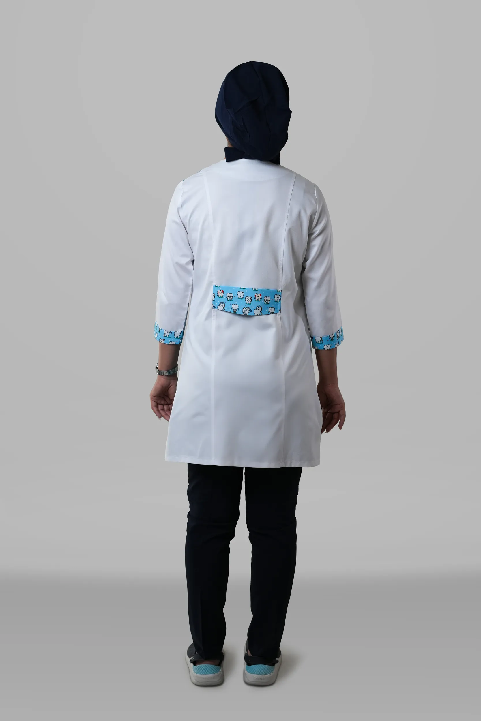 تصویر روپوش زنانه ترکیبی طرح دندانپزشکی؛ نمای پشت محصول