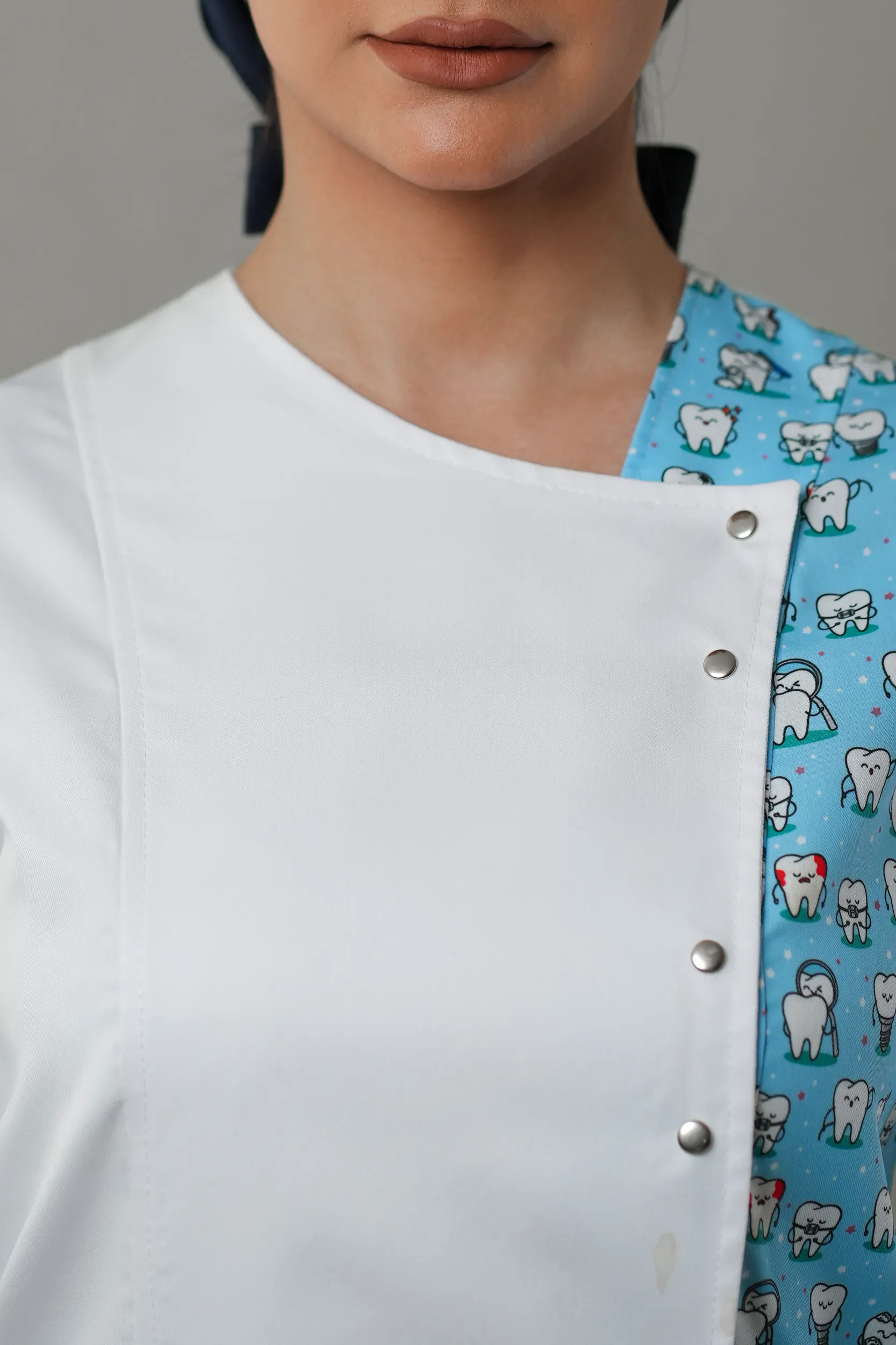 نمای نزدیک روبرو یقه روپوش پزشکی زنانه ترکیبی طرح دندانپزشکی