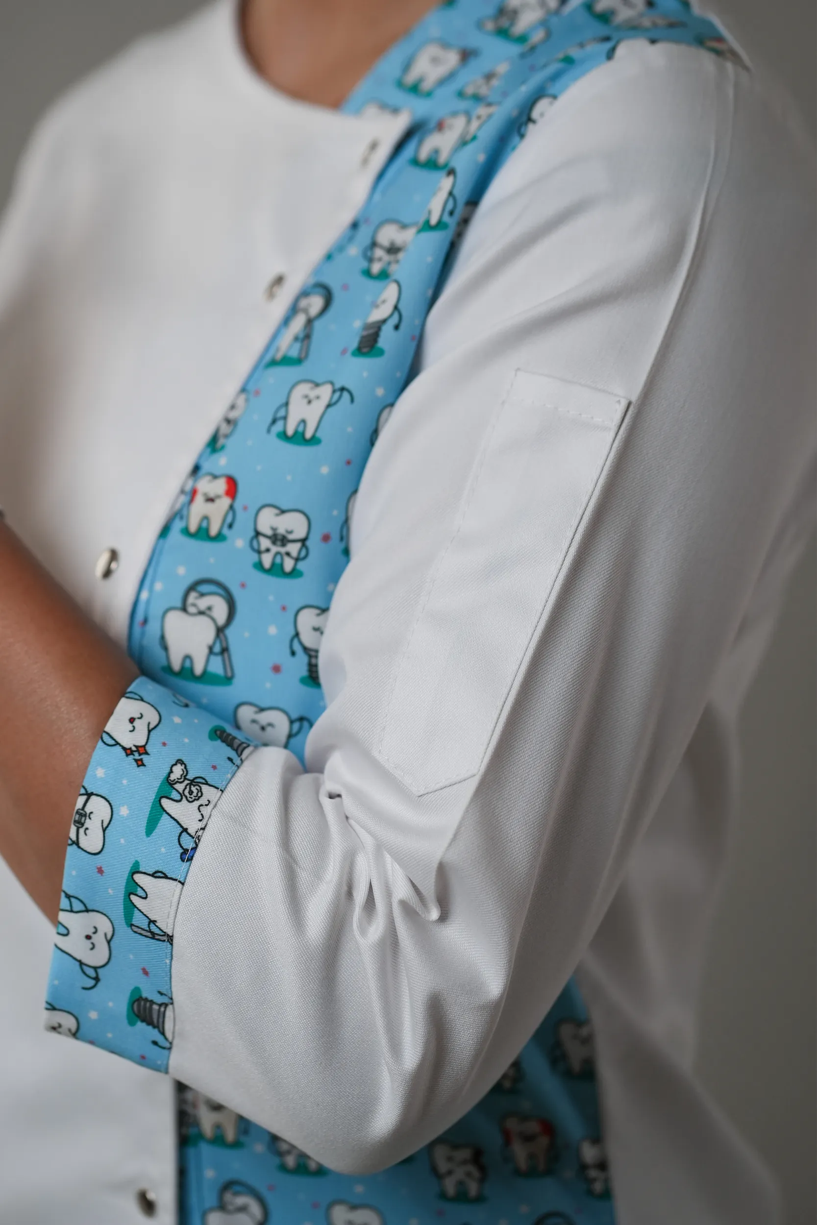 نمای نزدیک جیب خودکاری روپوش پزشکی زنانه ترکیبی طرح دندانپزشکی