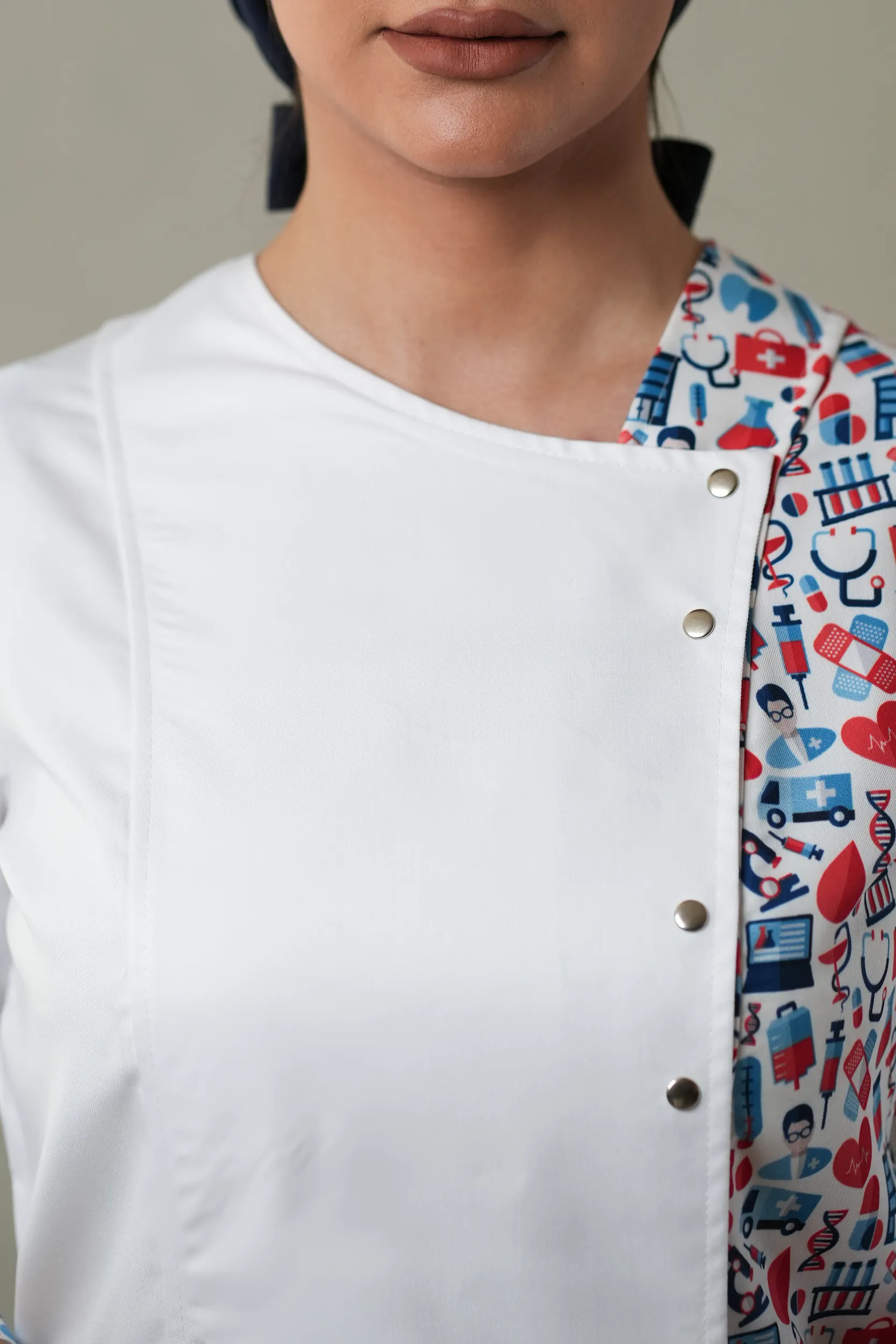 نمای نزدیک روبرو یقه روپوش پزشکی زنانه ترکیبی مدل مدیکال قرمز