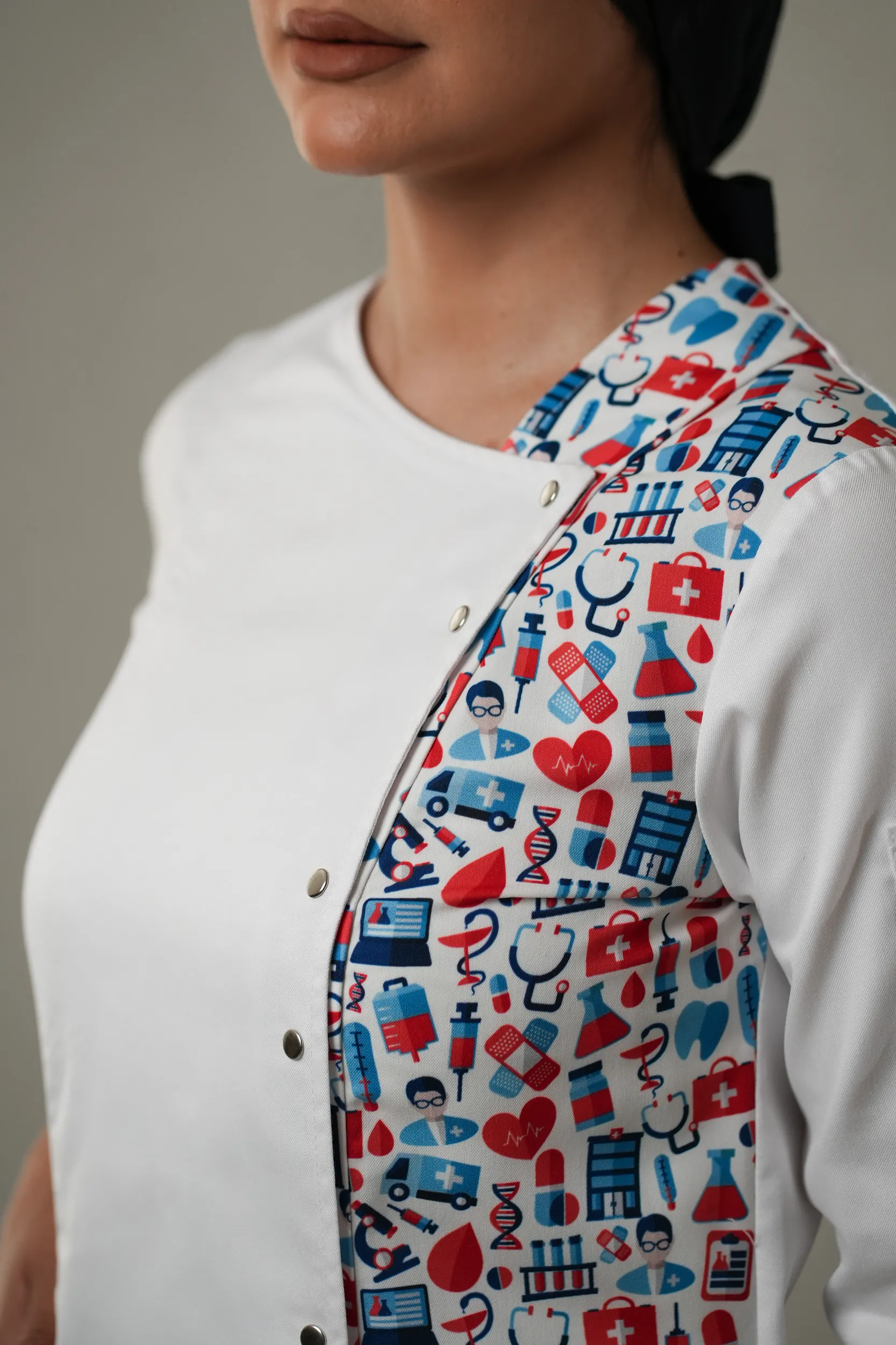 نمای نزدیک یقه روپوش پزشکی زنانه ترکیبی مدل مدیکال قرمز