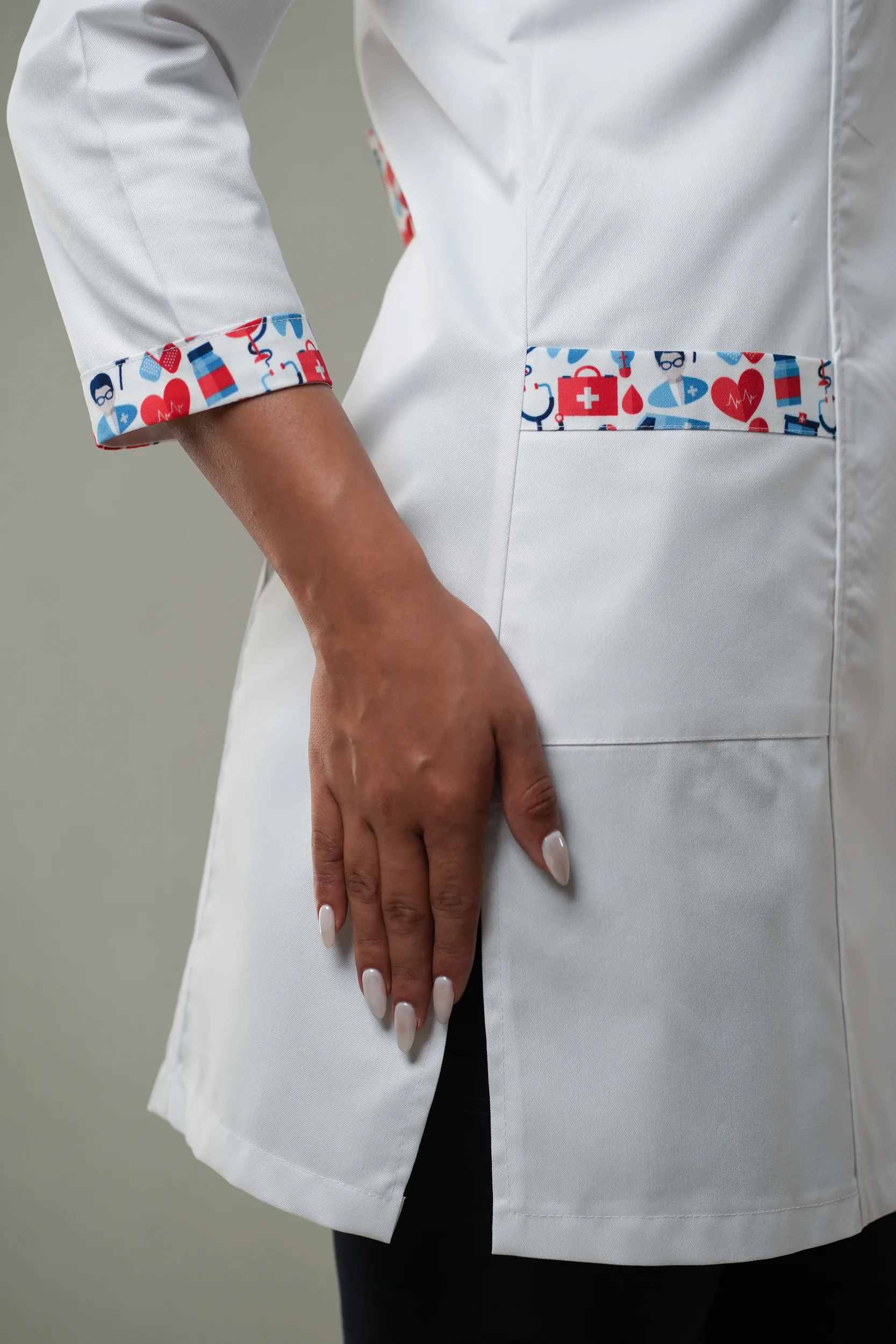 نمای نزدیک جیب روپوش پزشکی زنانه ترکیبی مدل مدیکال قرمز