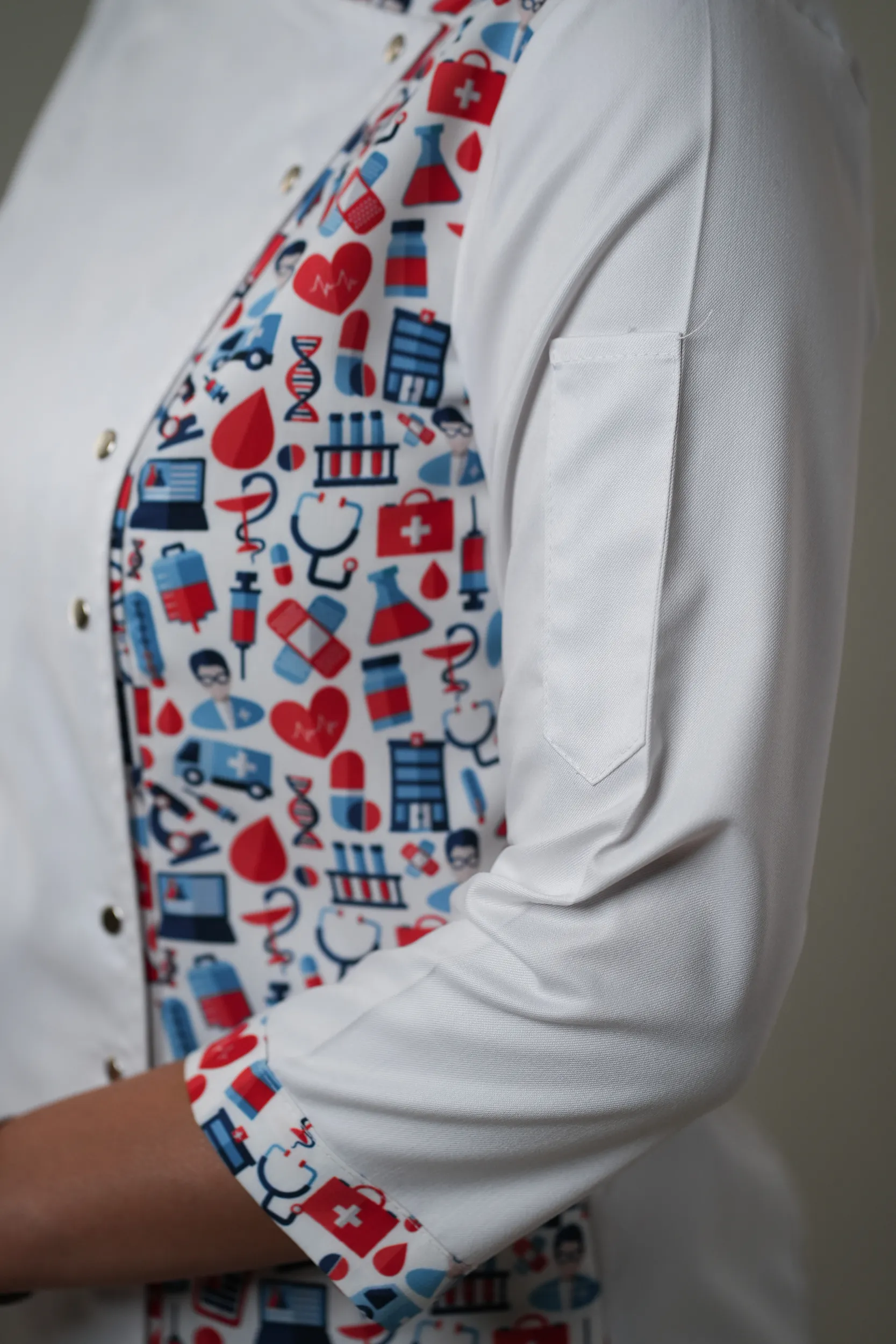 نمای نزدیک جیب خودکاری روپوش پزشکی زنانه ترکیبی مدل مدیکال قرمز