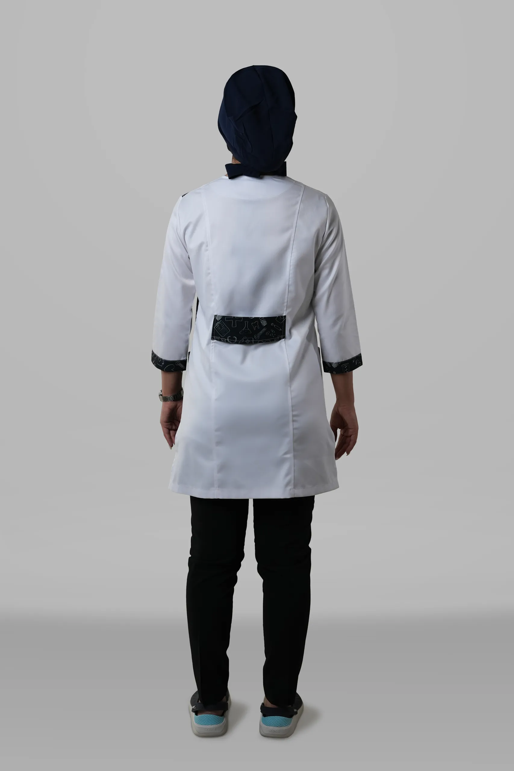 تصویر روپوش پزشکی زنانه مشکی مدل مدیکال؛ نمای پشت محصول