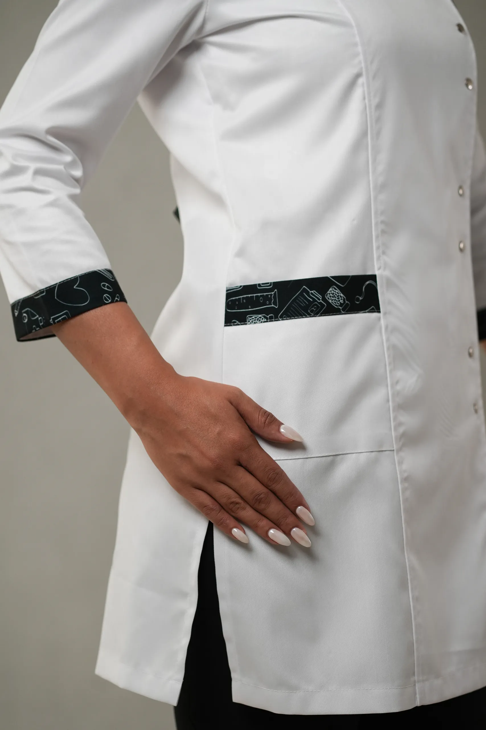 نمای نزدیک جیب روپوش پزشکی زنانه مشکی مدیکال