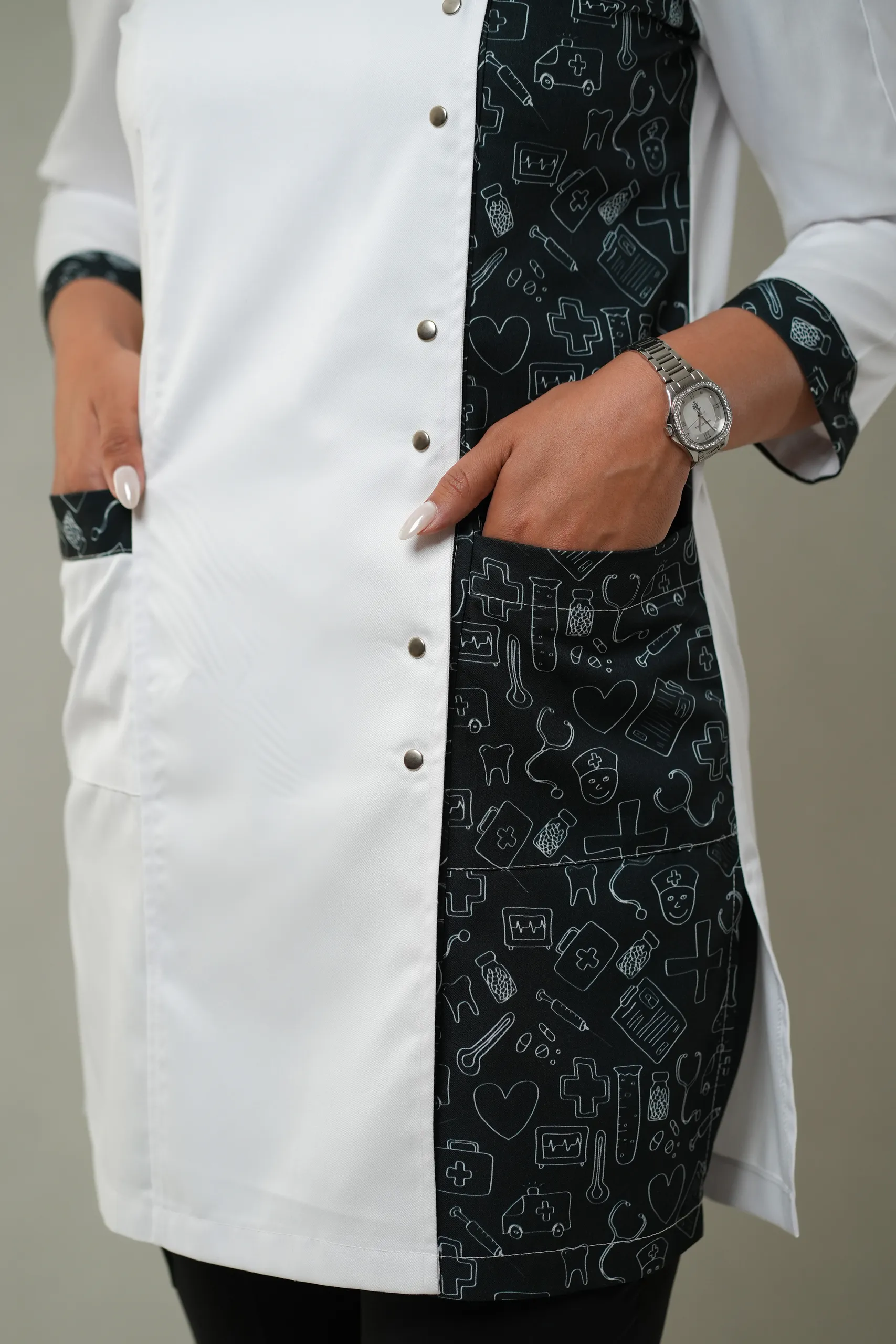 تصویر نزدیک از روپوش پزشکی زنانه مشکی مدیکال