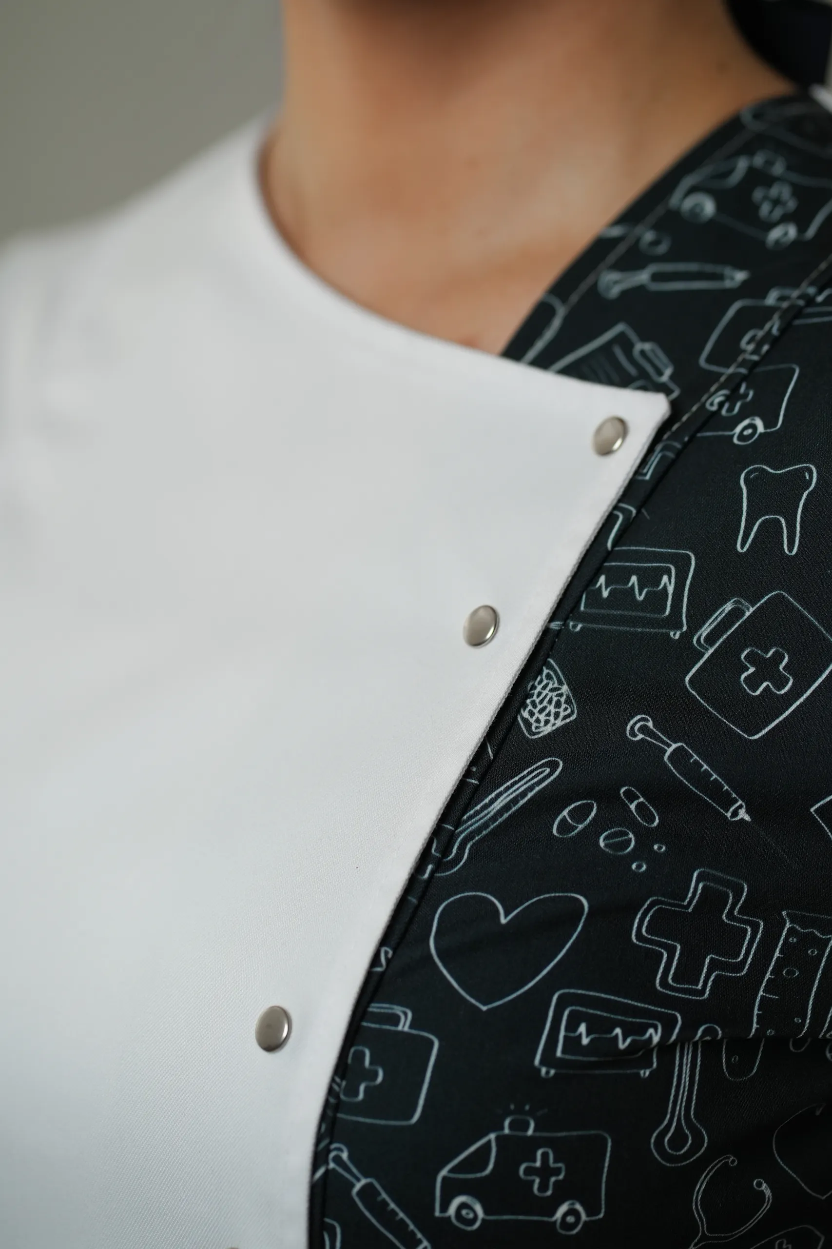 نمای نزدیک یقه روپوش پزشکی زنانه مشکی مدیکال