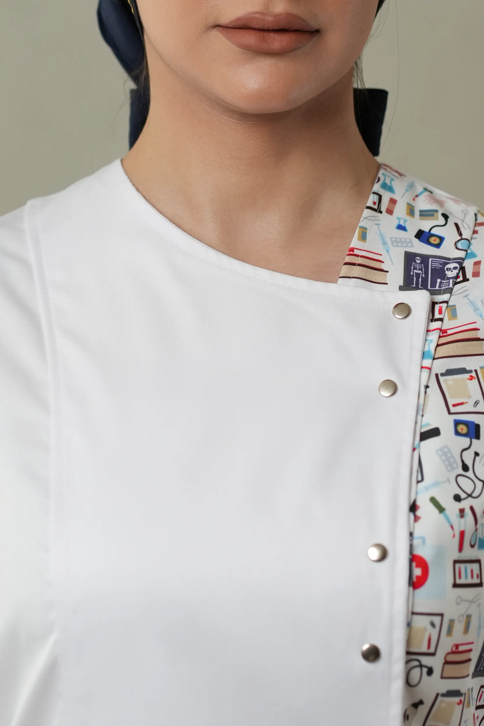 نمای نزدیک روبرو یقه روپوش پزشکی زنانه ترکیبی مدل مدیکال بنفش