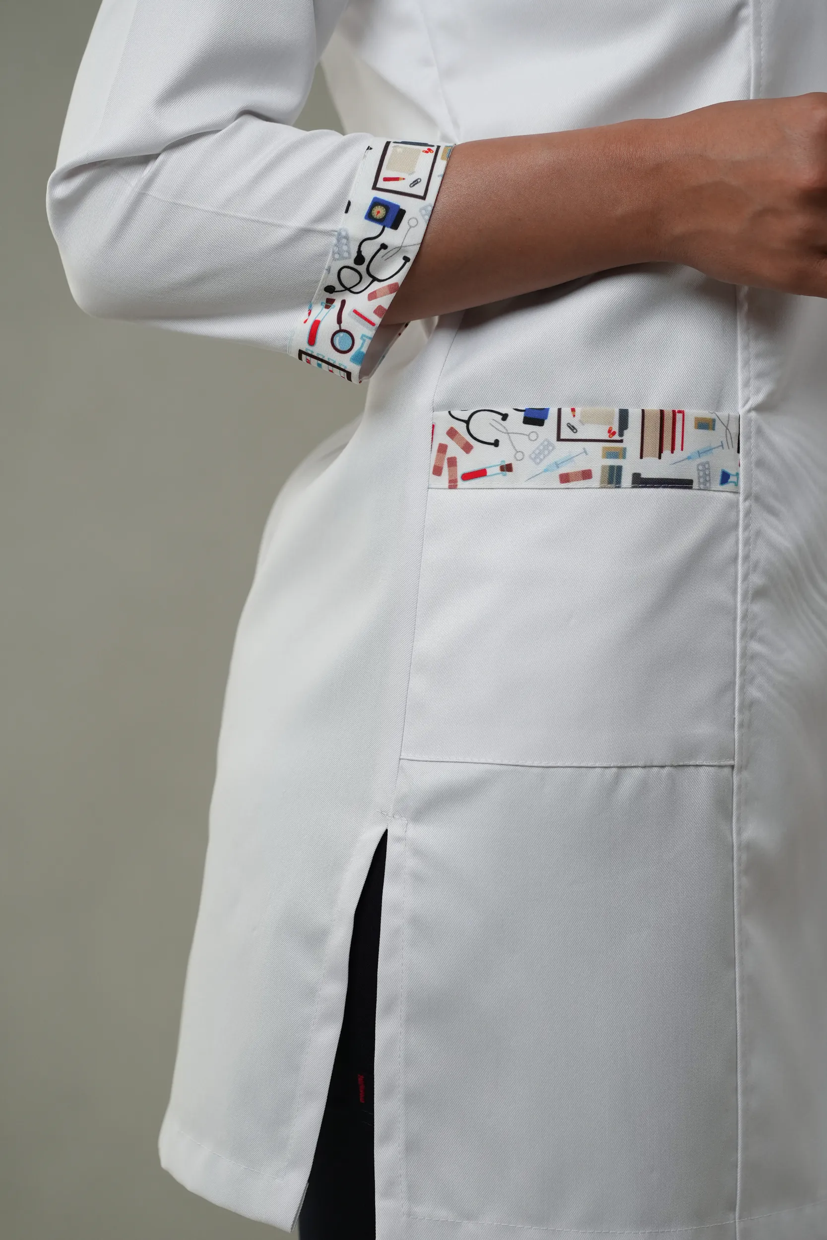 نمای نزدیک جیب روپوش پزشکی زنانه ترکیبی مدل مدیکال بنفش