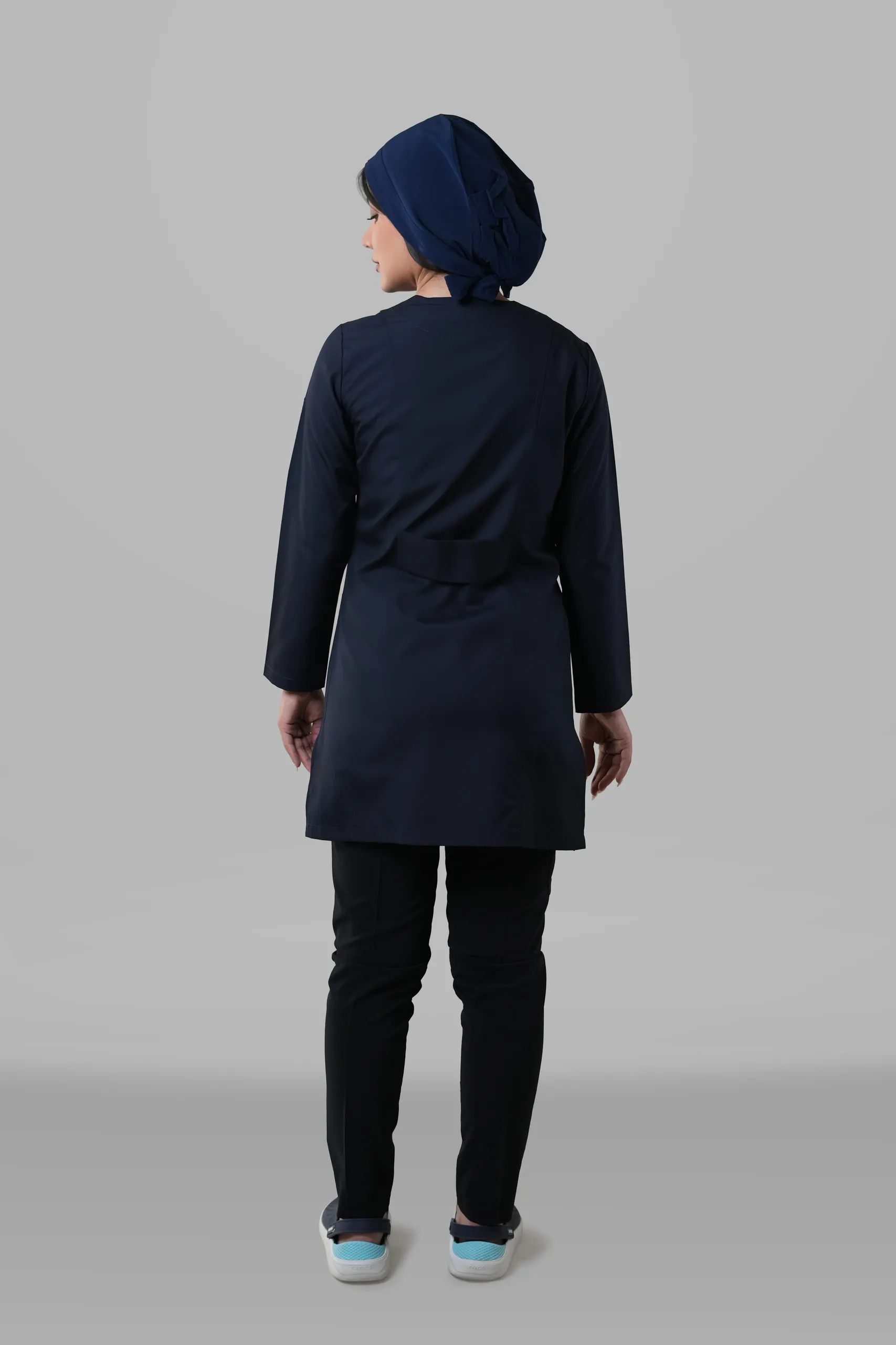 روپوش زنانه مدل مدیکال سرمه‌ای نمای پشتی