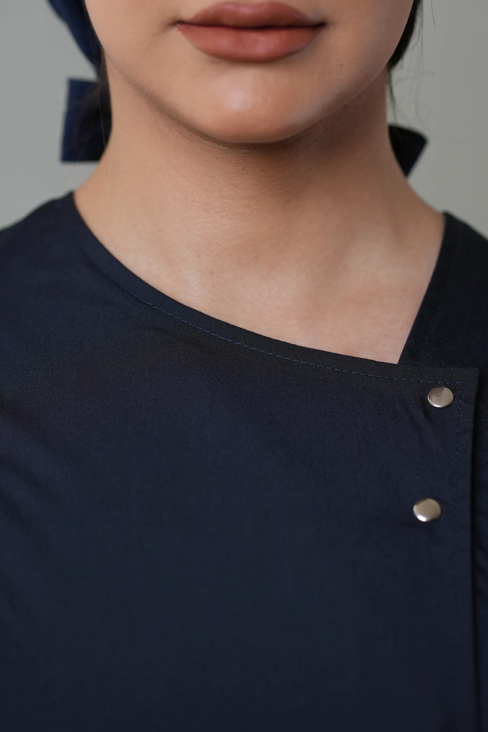 روپوش زنانه مدل مدیکال سرمه‌ای نمای یقه نزدیک