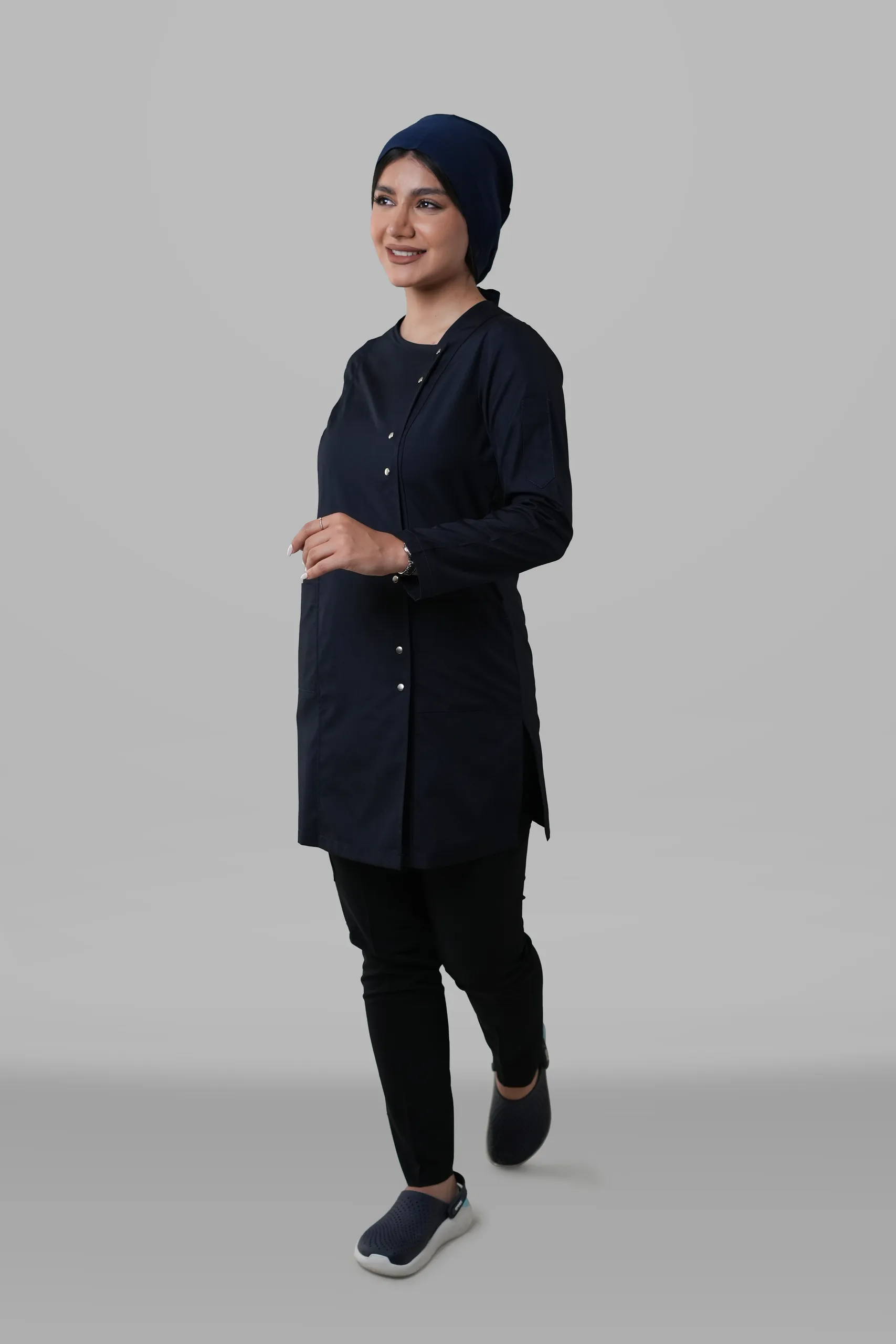 روپوش زنانه مدل مدیکال سرمه‌ای نمای سه رخ